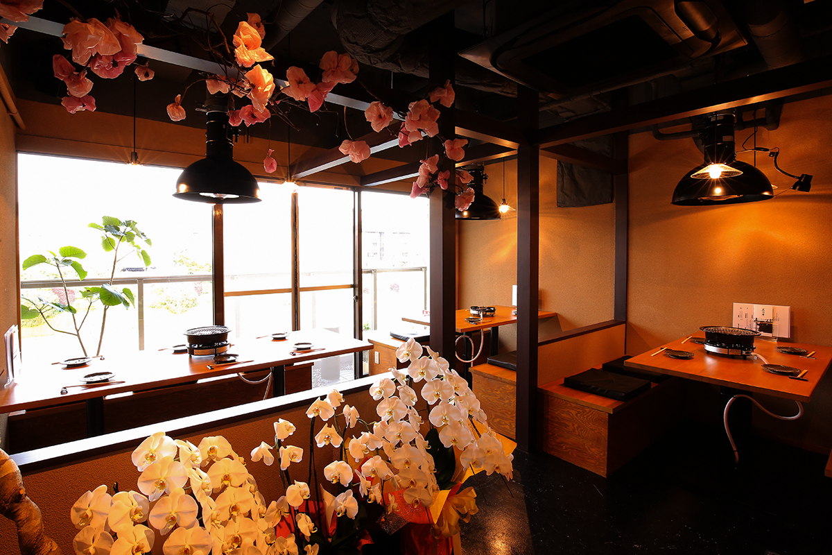 黒毛和牛専門店 Premium Wagyu Beef SHIBATAの店内テーブル席と窓